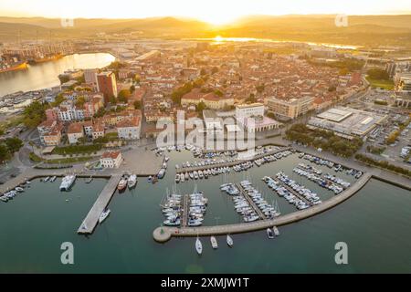 Skyline der Stadt Koper bei Sonnenaufgang, Adriaküste Sloweniens Stockfoto