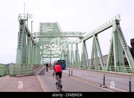 Cheshire, Großbritannien, 28. Juli 2024. Der Juli endet warm in der Gegend um Widnes Runcorn in Cheshire UK mit einer Temperatur von 25 °C. Radfahrer auf der Silver Jubilee Bridge, die Widnes mit Runcorn verbindet. Quelle: Terry Waller/Alamy Live News Stockfoto