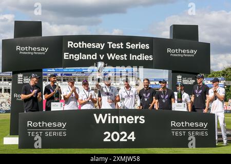 Birmingham, Großbritannien. Juli 2024. England gewann die Serie 3:0, die am Ende des 3. Rothesay Test Matches zwischen England und West Indies am 28. Juli 2024 auf dem Edgbaston Cricket Ground in Birmingham, England, gespielt wurde. Foto von Stuart Leggett. Nur redaktionelle Verwendung, Lizenz für kommerzielle Nutzung erforderlich. Keine Verwendung bei Wetten, Spielen oder Publikationen eines einzelnen Clubs/einer Liga/eines Spielers. Quelle: UK Sports Pics Ltd/Alamy Live News Stockfoto