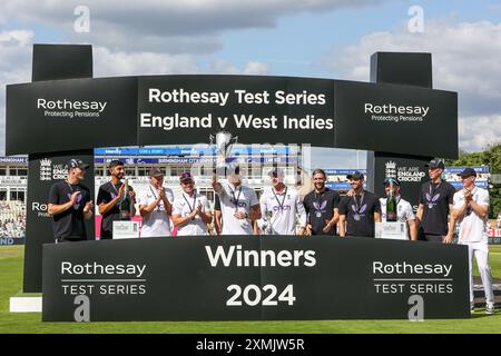 Birmingham, Großbritannien. Juli 2024. England gewann die Serie 3:0, die am Ende des 3. Rothesay Test Matches zwischen England und West Indies am 28. Juli 2024 auf dem Edgbaston Cricket Ground in Birmingham, England, gespielt wurde. Foto von Stuart Leggett. Nur redaktionelle Verwendung, Lizenz für kommerzielle Nutzung erforderlich. Keine Verwendung bei Wetten, Spielen oder Publikationen eines einzelnen Clubs/einer Liga/eines Spielers. Quelle: UK Sports Pics Ltd/Alamy Live News Stockfoto