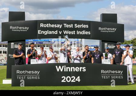 Birmingham, Großbritannien. Juli 2024. England gewann die Serie 3:0, die am Ende des 3. Rothesay Test Matches zwischen England und West Indies am 28. Juli 2024 auf dem Edgbaston Cricket Ground in Birmingham, England, gespielt wurde. Foto von Stuart Leggett. Nur redaktionelle Verwendung, Lizenz für kommerzielle Nutzung erforderlich. Keine Verwendung bei Wetten, Spielen oder Publikationen eines einzelnen Clubs/einer Liga/eines Spielers. Quelle: UK Sports Pics Ltd/Alamy Live News Stockfoto