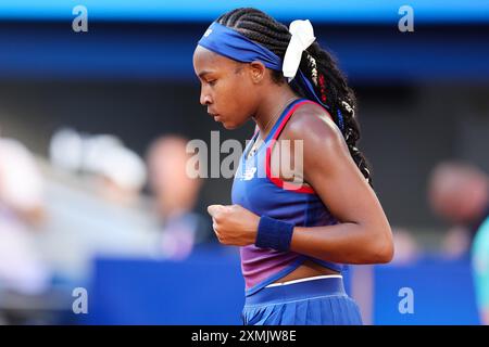 Paris, Frankreich, 28. Juli 2024. Coco Gauff aus den USA reagiert bei der ersten Runde der WomenÕs Tennis Singles während des Spiels der Olympischen Spiele 2024 in Paris zwischen Coco Gauff aus den USA und Ajla Tomljanovic aus Australien im Roland Garros am 28. Juli 2024 in Paris. Quelle: Pete Dovgan/Speed Media/Alamy Live News Stockfoto