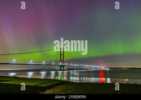 Humber Bridge , Hull , East Yorkshire, England . Nordlichter über der Brücke 10. Mai 2024. Stockfoto