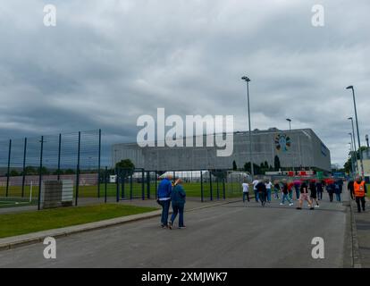 Fans vor der Düsseldorf Arena vor dem Spiel England gegen Schweiz während der Euro 2024 in Düsseldorf Stockfoto