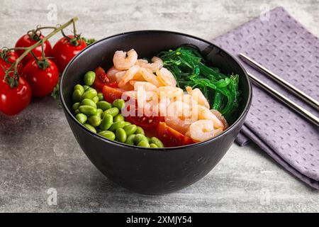 Hawaian Cuisine – Poke mit Cocktailgarnelen und Avocado Stockfoto