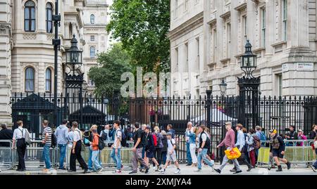 London, Großbritannien - 25. Juli 2014: Menschen versammelten sich an den Eingangstoren der Downing Street. Stockfoto