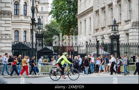 London, Großbritannien - 25. Juli 2014: Menschen versammelten sich an den Eingangstoren der Downing Street. Stockfoto