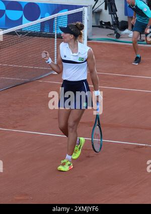 Porte Maillot, Frankreich. Juli 2024. Olympische Spiele 2024: Tennis Wome's Singles 1. Runde Varvara GRACHEVA (FRA) & Beatriz HADDAD MALIA (BH) Beatriz HADDAD MALIA (BH) mit 6-4-6-4-6-0 Credit: Seshadri SUKUMAR/Alamy Live News Stockfoto