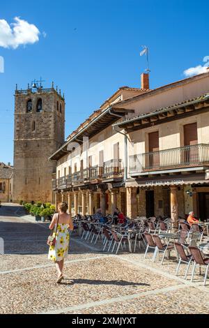 Bars und Restaurants und die Kirche Nuestra Señora del Manto in der Gemeinde Riaza in der Provinz Segovia, Kastilien León Spanien. Stockfoto