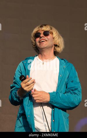 Brighton, Sussex, Vereinigtes Königreich. Juli 2024. Die Scharlatane spielen eine elektrisierende Dämmerung beim On the Beach Festival. Cristina Massei/Alamy Live News Stockfoto