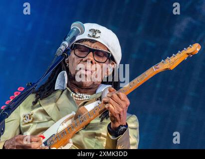 Henham Park, Suffolk, Großbritannien. Juli 2024. Der US-amerikanische Musiker und Songwriter Nile Rodger spielt ein Live-Set auf der Obelisk-Bühne beim Latitude Festival mit seiner Band Chic. ernesto Rogata/Alamy Live News Stockfoto