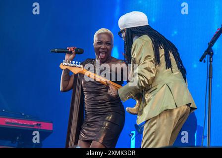 Henham Park, Suffolk, Großbritannien. Juli 2024. Der US-amerikanische Musiker und Songwriter Nile Rodger spielt ein Live-Set auf der Obelisk-Bühne beim Latitude Festival mit seiner Band Chic. ernesto Rogata/Alamy Live News Stockfoto