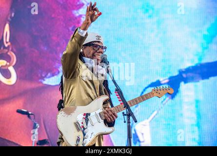 Henham Park, Suffolk, Großbritannien. Juli 2024. Der US-amerikanische Musiker und Songwriter Nile Rodger spielt ein Live-Set auf der Obelisk-Bühne beim Latitude Festival mit seiner Band Chic. ernesto Rogata/Alamy Live News Stockfoto