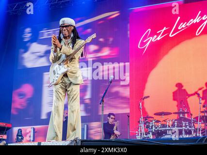 Henham Park, Suffolk, Großbritannien. Juli 2024. Der US-amerikanische Musiker und Songwriter Nile Rodger spielt ein Live-Set auf der Obelisk-Bühne beim Latitude Festival mit seiner Band Chic. ernesto Rogata/Alamy Live News Stockfoto