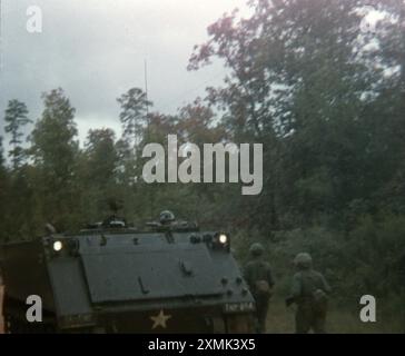 US ARMY / United States Army 75th Ranger Regiment Infanterie School Fort Benning 1968 - gepanzerter Personalträger APC M113 - Vietnam Ära Stockfoto