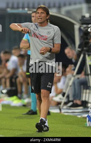 Castel di Sangro, Italien, 28. juli ,2024 Antonio Conte von SSC Napoli Gesten während des Fußball-Freundschaftsspiels zwischen SSC Napoli gegen KF Egnatia:Agostino Gemito/ Alamy Live News Stockfoto