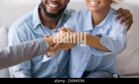 Afro Paar Händeschütteln mit der Ehe Ratgeber in Office Stockfoto