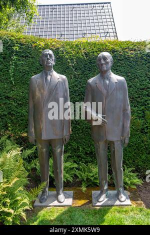 Die Stiftung Bundeskanzler-Adenauer-Haus ist eine Bundesstiftung, die seit 1978 eine Gedenkstätte für den ersten deutschen Bundeskanzler Konrad Adenauer unterhält. Die Statuen de Gaulle und Adenauer des ungarischen Bildhauers Imre Varga im Garten des Adenauer-Hauses. Adenauerhaus *** die Stiftung des Bundeskanzlers Adenauer-Hauses ist eine Bundesstiftung, die seit 1978 im Garten des Adenauer-Hauses ein Denkmal für den ersten deutschen Bundeskanzler Konrad Adenauer an die Statuen von de Gaulle und Adenauer des ungarischen Bildhauers Imre Varga bewahrt Stockfoto