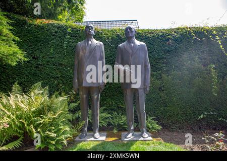 Die Stiftung Bundeskanzler-Adenauer-Haus ist eine Bundesstiftung, die seit 1978 eine Gedenkstätte für den ersten deutschen Bundeskanzler Konrad Adenauer unterhält. Die Statuen de Gaulle und Adenauer des ungarischen Bildhauers Imre Varga im Garten des Adenauer-Hauses. Adenauerhaus *** die Stiftung des Bundeskanzlers Adenauer-Hauses ist eine Bundesstiftung, die seit 1978 im Garten des Adenauer-Hauses ein Denkmal für den ersten deutschen Bundeskanzler Konrad Adenauer an die Statuen von de Gaulle und Adenauer des ungarischen Bildhauers Imre Varga bewahrt Stockfoto