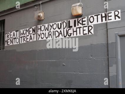 Feministischer Slogan auf einer Mauer in Einer Stadt in Großbritannien während Eines Protestes für die Rechte der Frauen Stockfoto