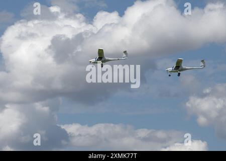 Zwei Pipistrel Velis Electro-Leichtflugzeuge demonstrieren einen elektrisch betriebenen Flug auf der Old Buckenham Airshow 2024. Stockfoto