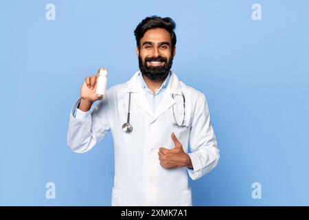 Lächelnder Arzt hält weiße Flasche im Studio Stockfoto