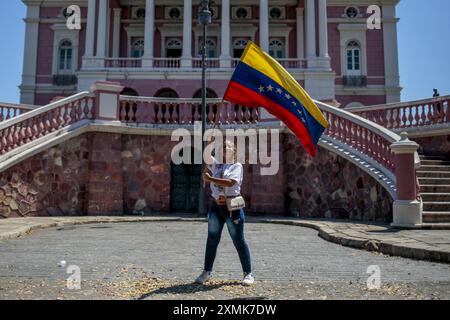 AM - MANAUS - 07/28/2024 - MANAUS, AMAZONAS, WAHLEN IN VENEZUELA, pro-OPPOSITION ACT - venezolanische Einwanderer mit Wohnsitz in Manaus, veranstaltete am frühen Nachmittag dieses Sonntags (28) eine pro-Opposition-Veranstaltung in Largo de Sao Sebastiao, Zentrum der Hauptstadt Amazonas. Die Veranstaltung fand am Tag der venezolanischen Wahlen statt und fand in mehreren Städten in Brasilien und auf der ganzen Welt statt, was die Unterstützung der Oppositionskandidaten für den derzeitigen Präsidenten Nicolas Maduro zum Ausdruck brachte. Nach Angaben des Netzwerks der Venezolaner in Brasilien hat das Land rund 560.000 Einwanderer, von denen weniger als tausend in der Lage sind, regi zu erreichen Stockfoto