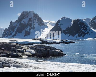 Mount Scott (880 m), Graham Land, Antarktis, auf der linken Seite, über die Penola Straße von Petermann Island, Wilhelm Archipel. Stockfoto