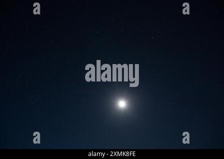 Klarer Sternenhimmel in der Wüste und Vollmond in der Mojave-Wüste. Stockfoto