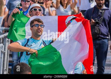 Paris, Ile de France, Frankreich. Juli 2024. Die Fans zeigen ihre Unterstützung für ihre Lieblingsspieler und zeigen ihren nationalen Stolz und ihre Begeisterung während der Preliminary Phase - Pool B Mens Beach Volleyballspiel im Stadion Stade Tour Eiffel während der Olympischen Sommerspiele 2024 in Paris. (Kreditbild: © Walter Arce/ZUMA Press Wire) NUR REDAKTIONELLE VERWENDUNG! Nicht für kommerzielle ZWECKE! Stockfoto