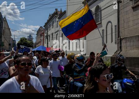 AM - MANAUS - 07/28/2024 - MANAUS, AMAZONAS, WAHLEN IN VENEZUELA, pro-OPPOSITION ACT - venezolanische Einwanderer mit Wohnsitz in Manaus, veranstaltete am frühen Nachmittag dieses Sonntags (28) eine pro-Opposition-Veranstaltung in Largo de Sao Sebastiao, Zentrum der Hauptstadt Amazonas. Die Veranstaltung fand am Tag der venezolanischen Wahlen statt und fand in mehreren Städten in Brasilien und auf der ganzen Welt statt, was die Unterstützung der Oppositionskandidaten für den derzeitigen Präsidenten Nicolas Maduro zum Ausdruck brachte. Nach Angaben des Netzwerks der Venezolaner in Brasilien hat das Land rund 560.000 Einwanderer, von denen weniger als tausend in der Lage sind, regi zu erreichen Stockfoto