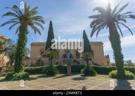 Villa Aurea im Tal der Tempel mit Palmen an einem sonnigen Frühlingstag, Agrigento, Sizilien, Italien Stockfoto