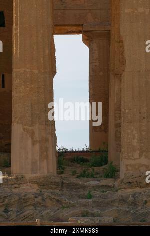 Blick durch die Säulen des Tempels der Concordia, eines antiken griechischen Tempels im Tal der Tempel an einem sonnigen Frühlingstag, Agrigento, Sizilien, Italien Stockfoto