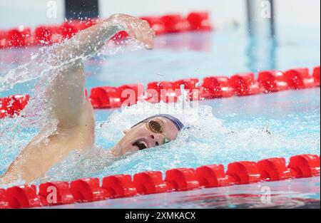 Paris, Frankreich. Juli 2024. Leon Marchand von Frankreich tritt am 28. Juli 2024 beim 400-m-Einzelmedley-Finale der Männer bei den Olympischen Spielen 2024 in Paris an. Quelle: Xue Yuge/Xinhua/Alamy Live News Stockfoto
