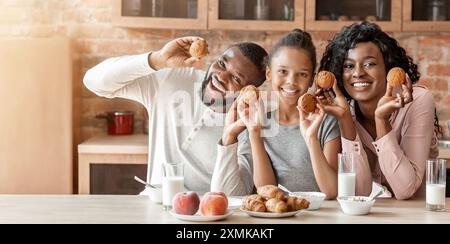 Freundliche Familie Spaß beim Frühstück in der Küche Stockfoto