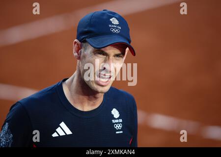 PARIS, FRANKREICH. Juli 2024. Andy Murray vom Team Großbritannien reagiert während seines ersten Rundenspiels im Doppelspiel der Männer gegen Kei Nishikori und Taro Daniel vom Team Japan am zweiten Tag der Olympischen Spiele 2024 in Paris im Roland Garros in Paris. Quelle: Craig Mercer/Alamy Live News Stockfoto