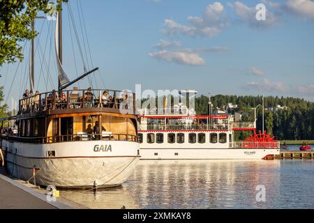 Ein großes Boot legte an einem Sommertag im Hafen von Jyväskylä an Stockfoto