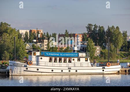 Ein großes Boot legte an einem Sommertag im Hafen von Jyväskylä an Stockfoto