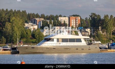 Ein großes Boot legte an einem Sommertag im Hafen von Jyväskylä an Stockfoto