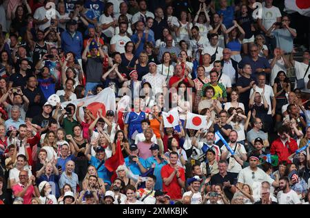 Paris, Frankreich. Juli 2024. Fans feuern die Teilnehmer in der Pariser La Defense Arena an. Während des zweiten Tages der Olympischen Spiele 2024 in Paris, Frankreich. Quelle: Isabel Infantes/Alamy Live News Stockfoto