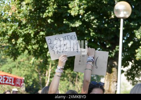 Taylor Swift Konzert im Münchner Olympiapark, Tickets ausverkauft, Sommer 2024. Zwei Mädchen, die bettelten, mit Text an Bord '2 Swifties suchen nach Tickets'.tic Stockfoto