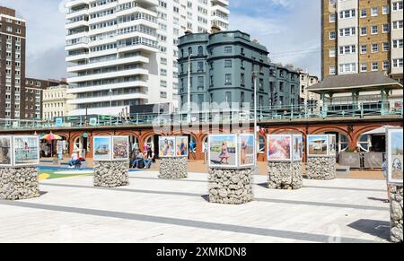 Brighton, vereinigtes Königreich, 23. August 2022 die Strandcafés an der Brighton Promenade in der Nähe des Beach Brighton West Sussex Stockfoto