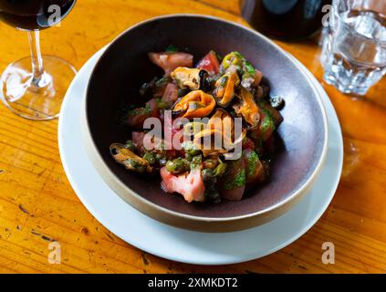 Tomaten mit Pesto, Muscheln, Oliven und Kapern Stockfoto