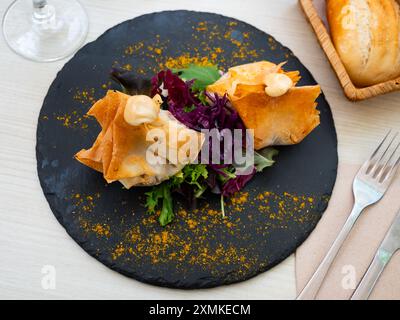 Filo-Teigbeutel gefüllt mit Fleisch und Gemüse Stockfoto