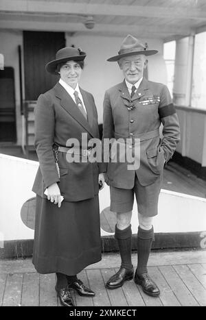 Sir Robert Baden-Powell und seine Ehefrau Olave Baden-Powell, Sir Robert Baden-Powell (1857–1941) und seine Ehefrau Olave St Clair Baden-Powell (1889–1977) Stockfoto