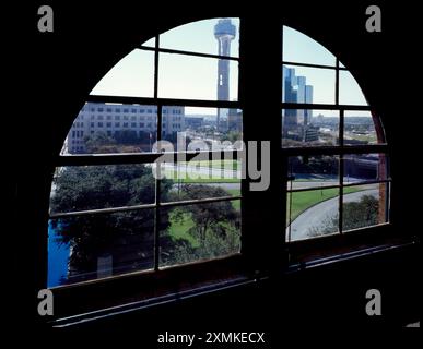 Das Fenster im sechsten Stock des Texas School Book Depository, von dem aus Lee Harvey Oswald laut der Warren-Kommission 1961 Präsident John F. Kennedy tötete. Stockfoto