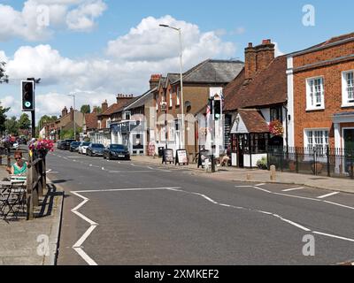 Blick auf die Hauptstraße des Dorfes Kings Langley in Hertfordshire, Großbritannien Stockfoto