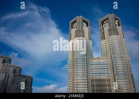 Das Tokyo Metropolitan Government Building Nr. 1 in Shinjuku ist das höchste der drei Gebäude, ein 48 Stockwerke hoher Turm, der sich in zwei s teilt Stockfoto