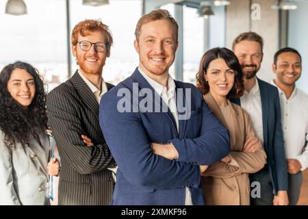Lächelndes Business-Team steht im modernen Büro Stockfoto