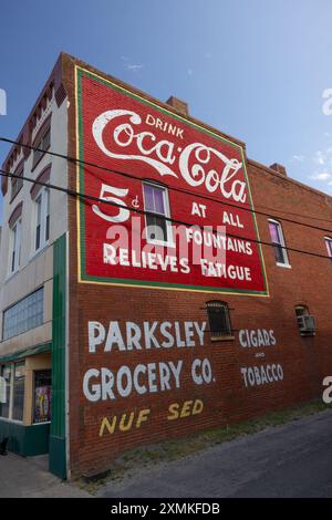 Coca-Cola-Werbung auf der Seite der Parksley Grocery Company, Parksley, Virginia Stockfoto